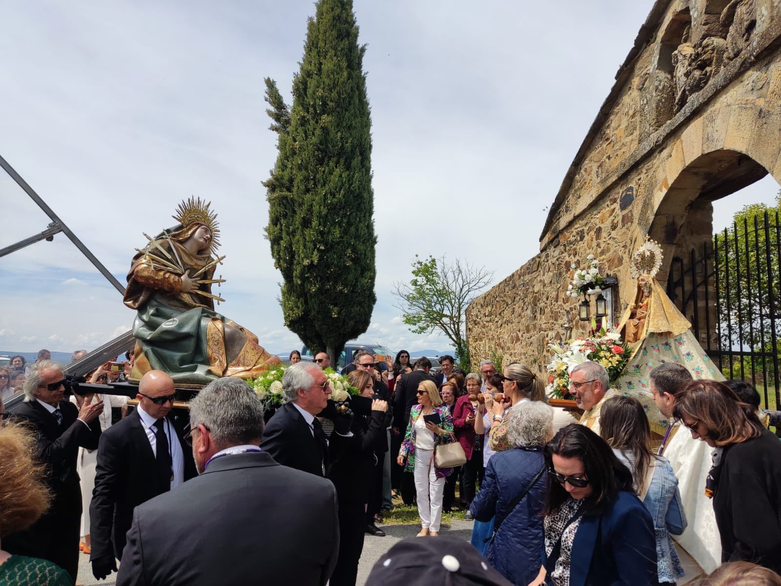 La Virgen del Castro recibiendo a la Virgen de los Dolores de Astorga en su santuario. | L.N.C.