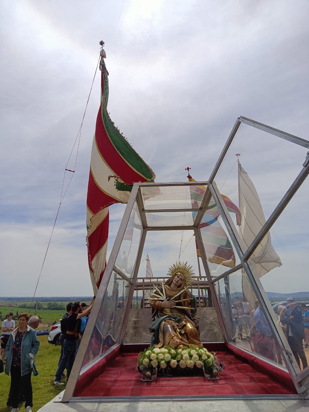 La Virgen de los Dolores de Astorga custodiada por pendones. | L.N.C. La Virgen de los Dolores de Astorga custodiada por pendones. | L.N.C.