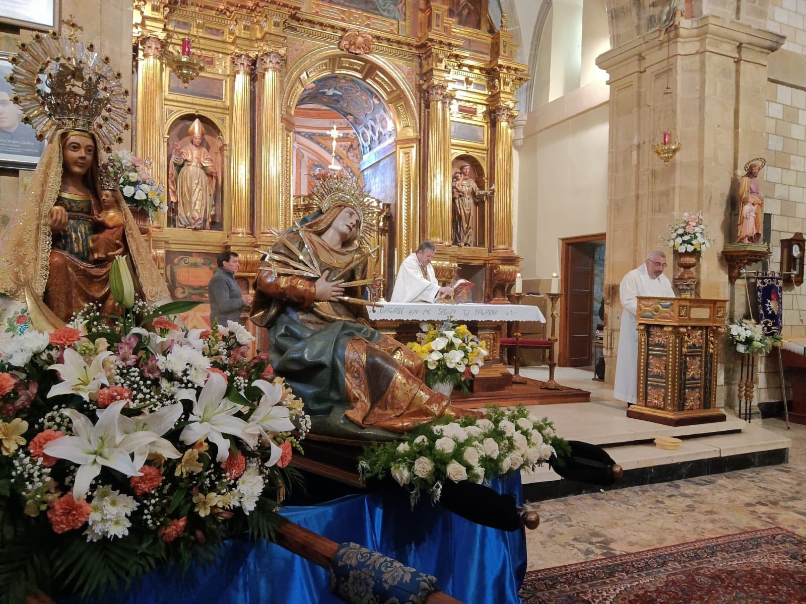 Un instante de la misa dentro del Santuario de Castrotierra de la Valduerna. | L.N.C. Un instante de la misa dentro del Santuario de Castrotierra de la Valduerna. | L.N.C.