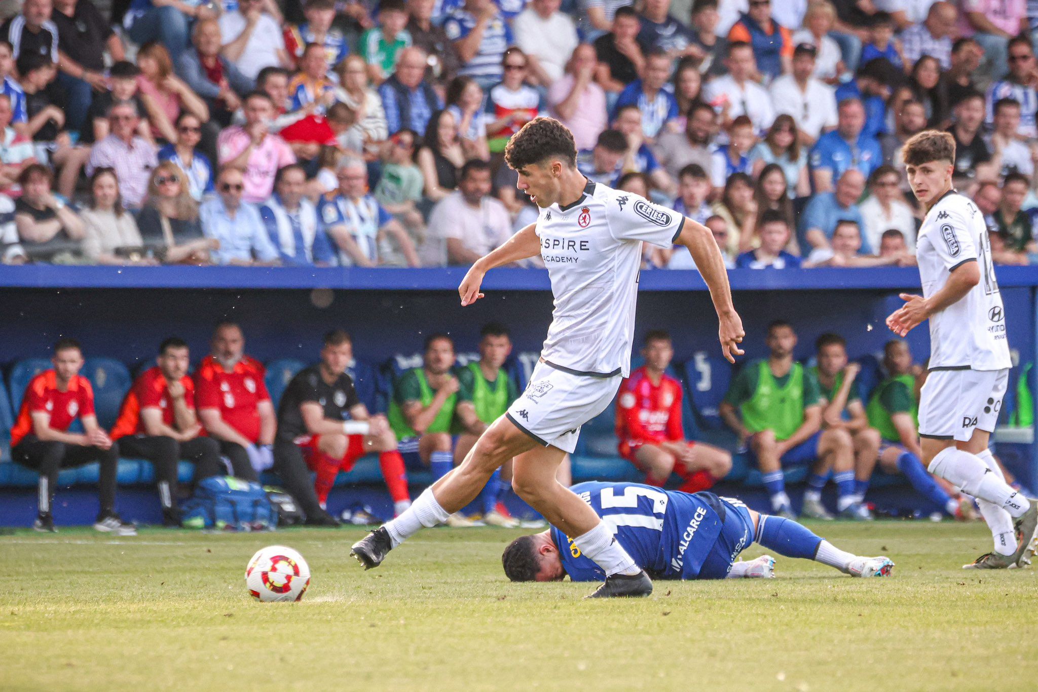 Adrián Ruiz da un pase en el choque de la Cultural ante la Ponferradina. | CYD