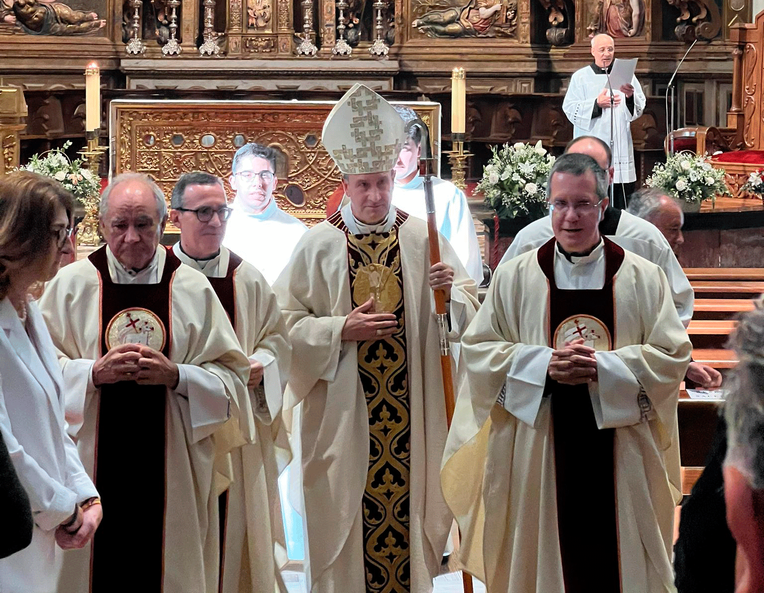 Un instante de la eucaristía de despedida a Jesús Fernández. | L.N.C.