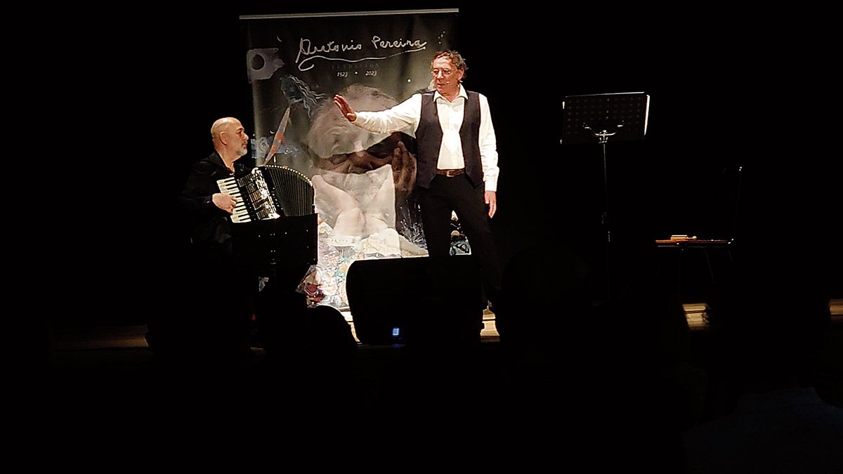 El villafranquino Juan Carlos Mestre y el músico Cuco Pérez en un momento del espectáculo ‘Pereira cuenta’, de cuidada puesta en escena, en Gordoncillo. | L.N.C. El villafranquino Juan Carlos Mestre y el músico Cuco Pérez en un momento del espectáculo ‘Pereira cuenta’, de cuidada puesta en escena, en Gordoncillo. | L.N.C.