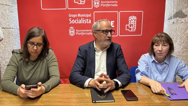 Equipo del PSOE de Ponferrada en su sede del Ayuntamiento. | JAVIER FERNÁNDEZ Equipo del PSOE de Ponferrada en su sede del Ayuntamiento. | JAVIER FERNÁNDEZ