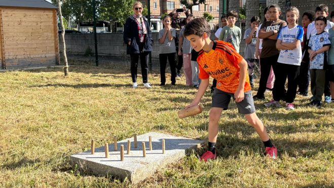 Juego del bolo berciano. | JAVIER FERNÁNDEZ Juego del bolo berciano. | JAVIER FERNÁNDEZ