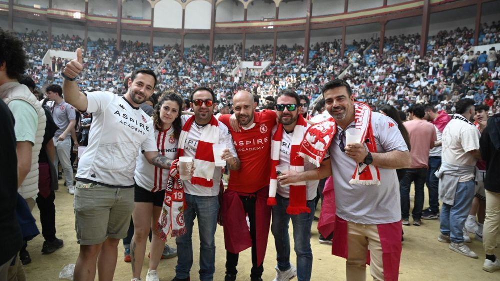 Imagen de la afición culturalista en la Plaza de Toros durante el derbi. | SAÚL ARÉN