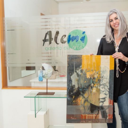 Patricia Caldevilla muestra una de sus obras.