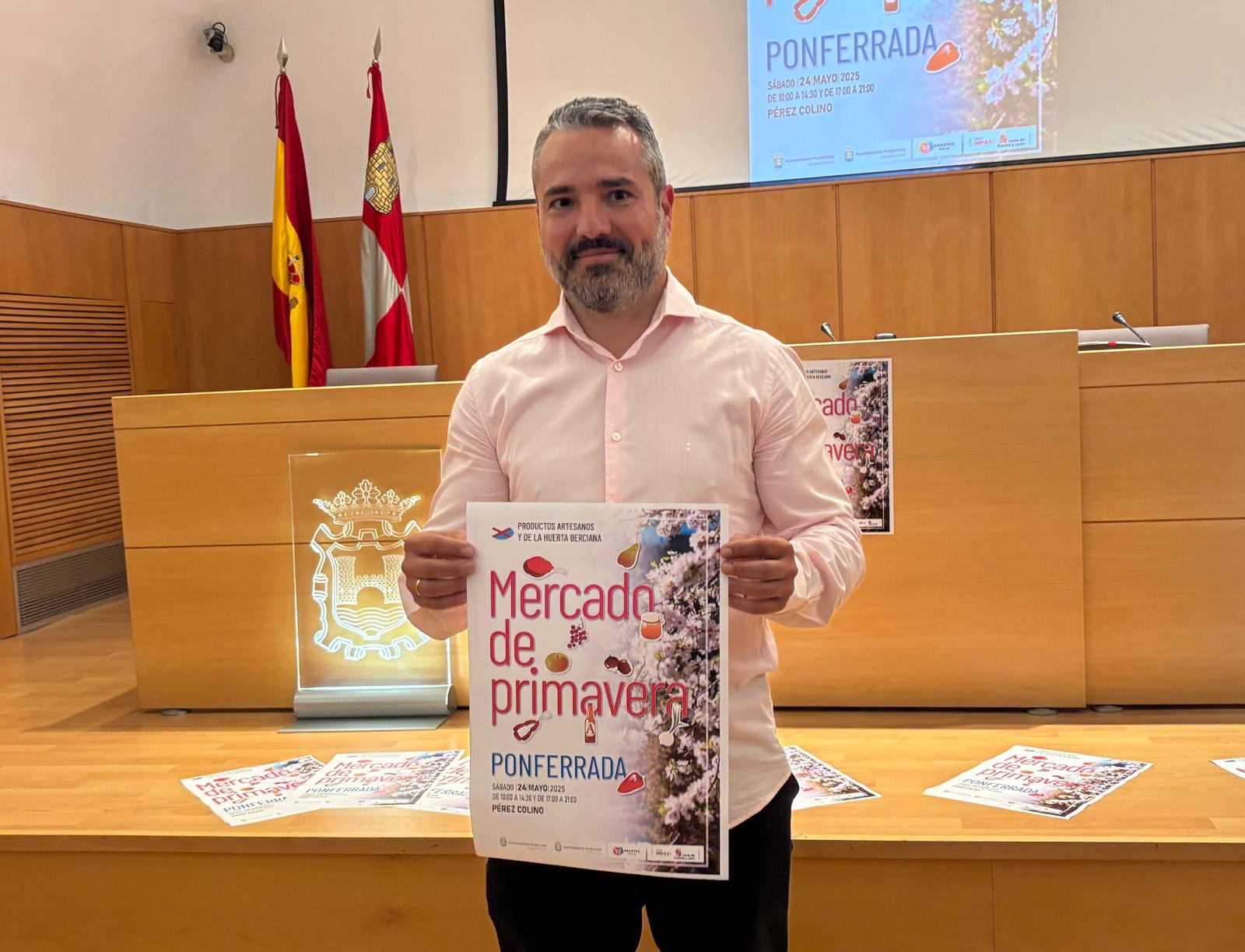 El concejal de Comercio en Ponferrada, el bercianista David Pacios. | JAVIER FERNÁNDEZ