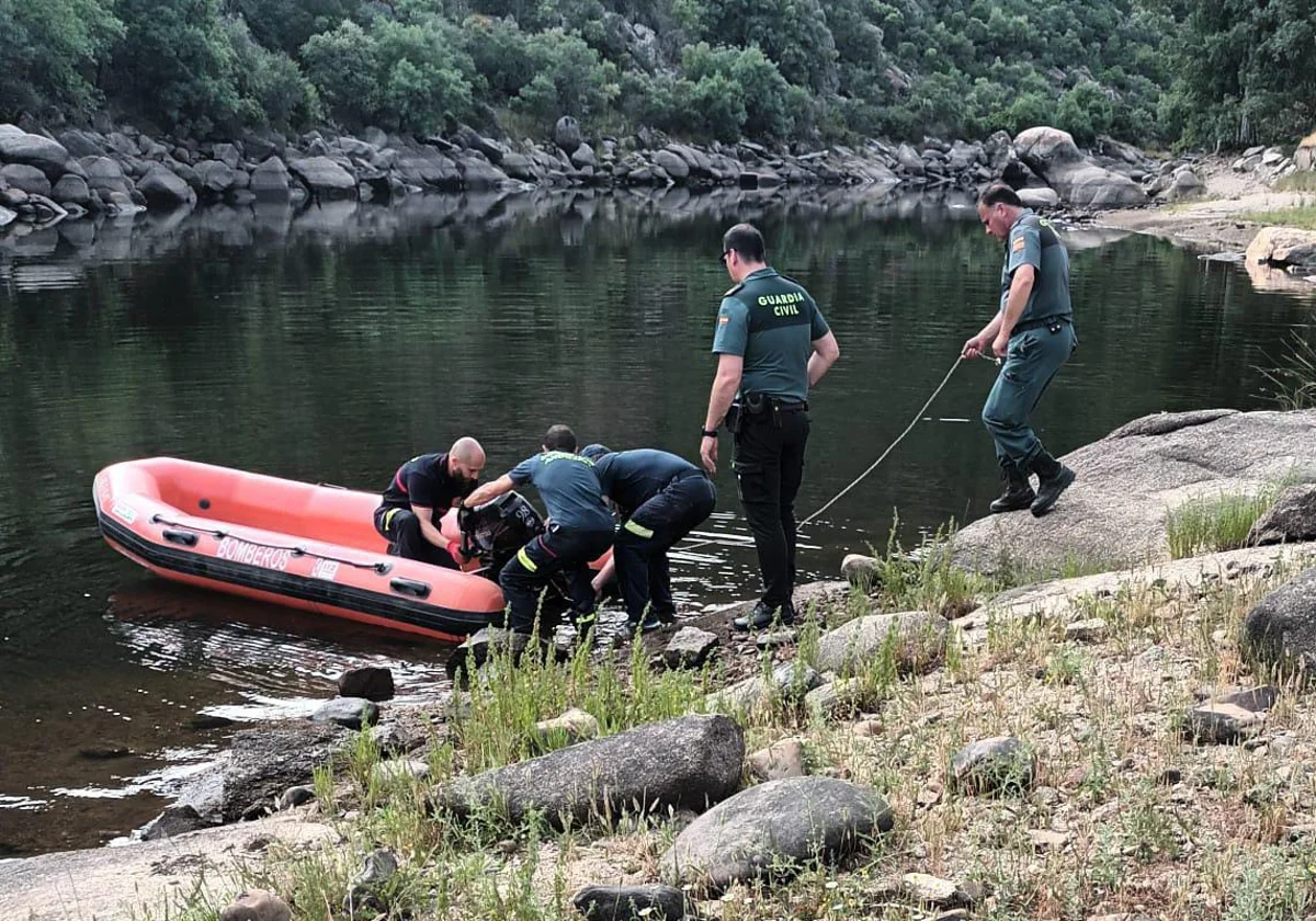 La Guardia Civil, en un instante de las labores de rescate del cuerpo del fallecido. | GUARDIA CIVIL