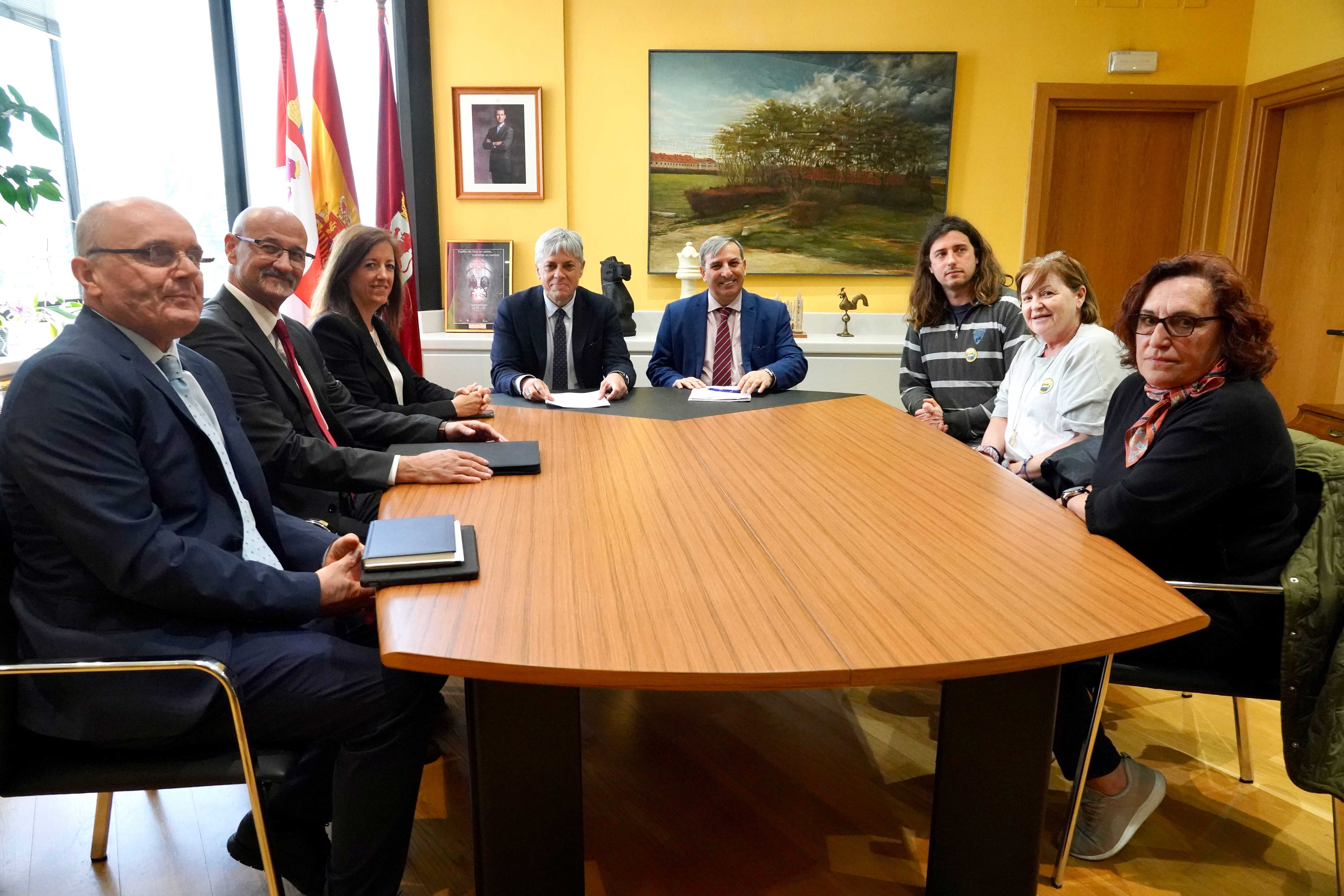 Reunión de la Plataforma en Defensa de Feve con el consejero de Movilidad, José Luis Sanz. | CAMPILLO (ICAL)