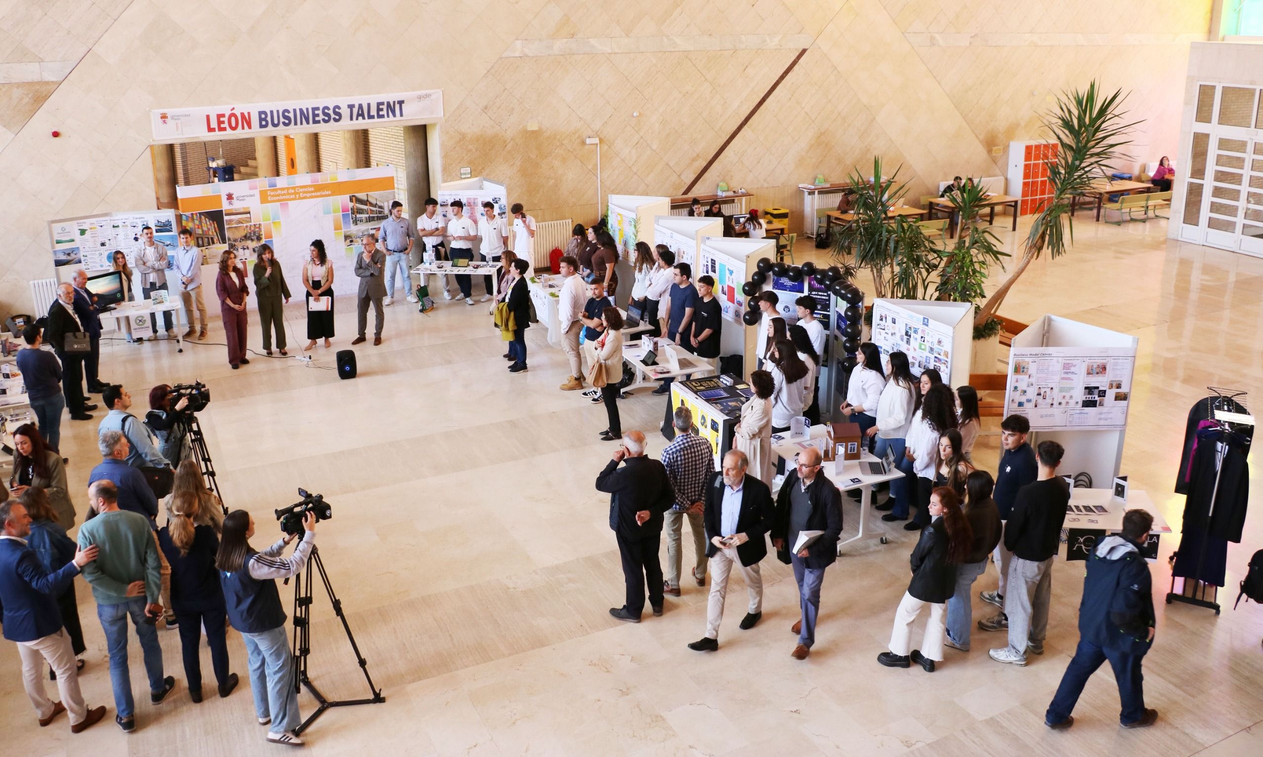 'Business Talent' se ha celebrado en el vestíbulo de la Facultad de Ciencias Económicas y Empresariales. | L.N.C.