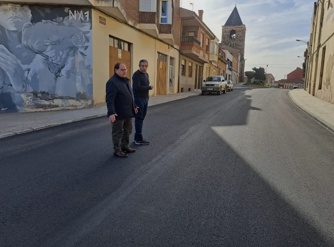 El alcalde, Javier Carrera, y el concejal del Obras, Pedro Montiel visitando la actuación. | L.N.C.