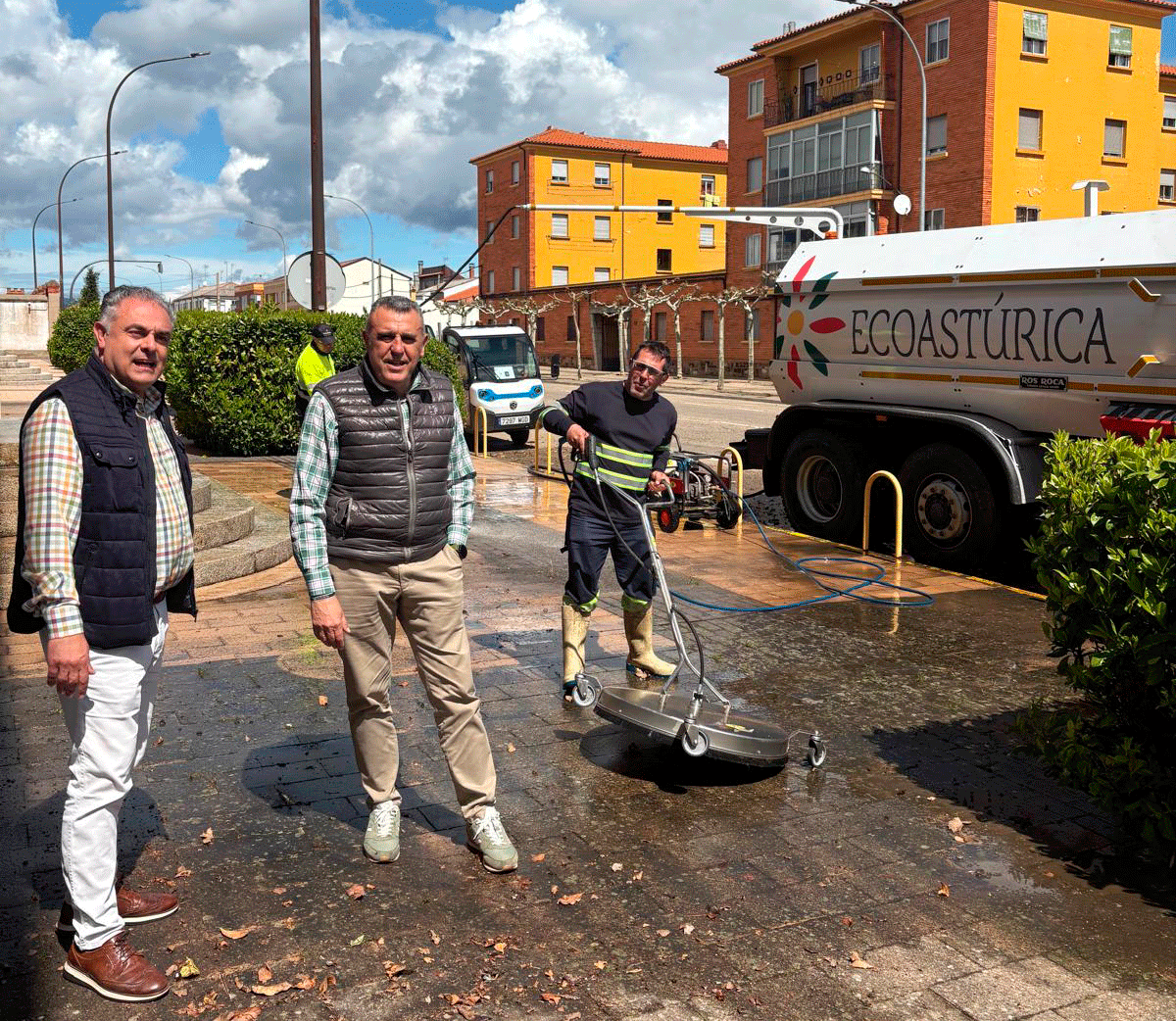 José Luis Nieto y Ángel Iglesias visitando las labores de limpieza en la Avenida Madrid-Coruña. | L.N.C.