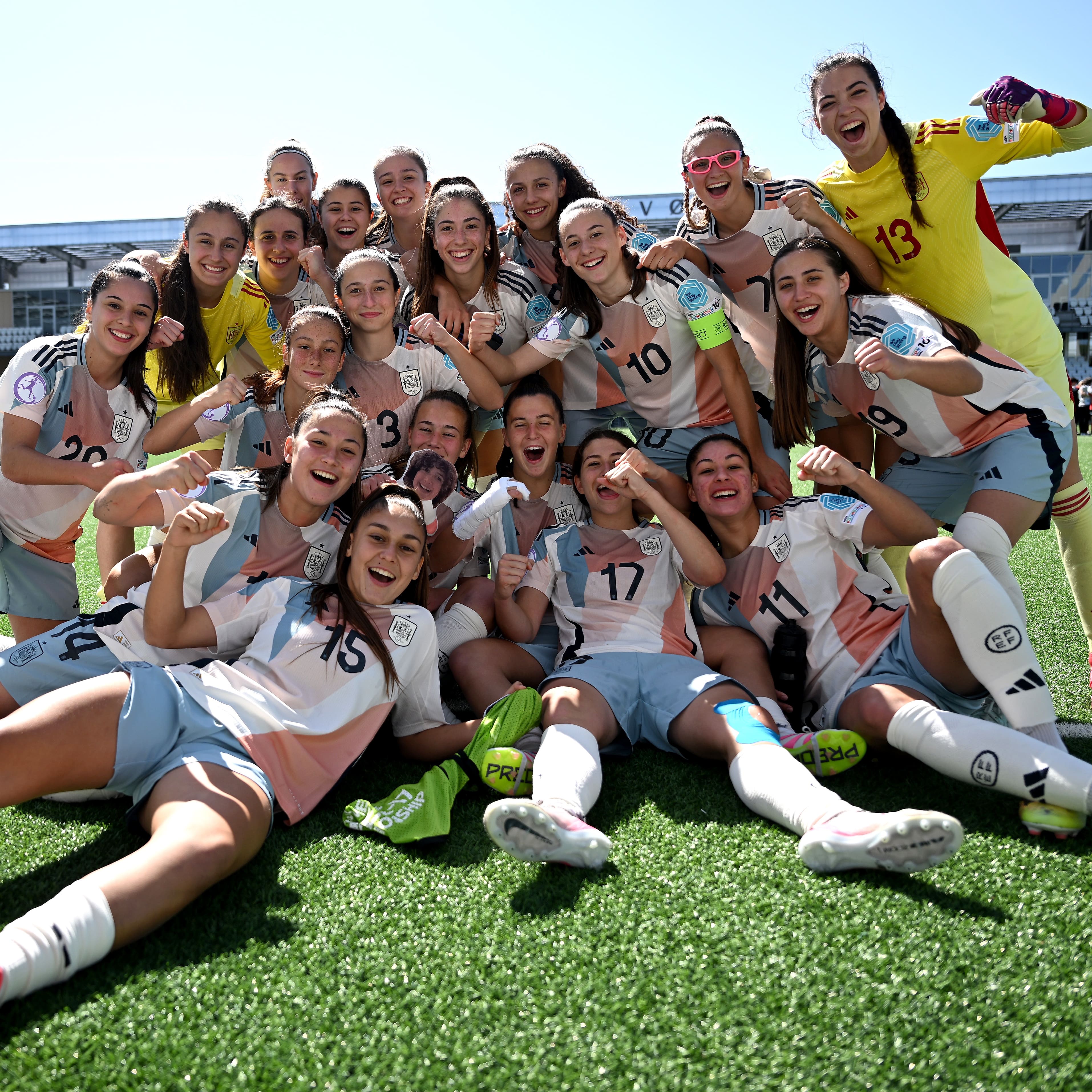 Momento de la celebración de la Selección Española Sub17 tras clasificarse para el Mundial de Marruecos. RFEF Momento de la celebración de la Selección Española Sub17 tras clasificarse para el Mundial de Marruecos. RFEF