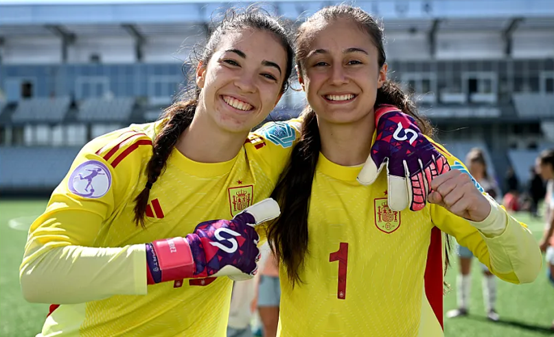 Alba Fuertes, derecha, tras la clasificación con la Selección Española. RFEF
