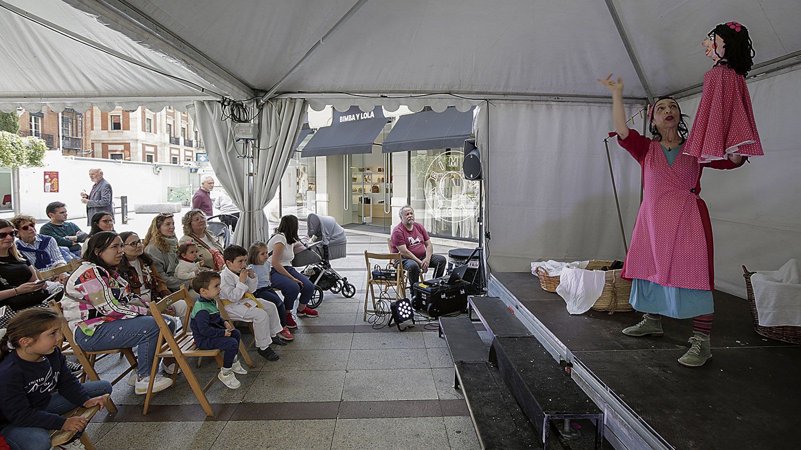 Un instante del espectáculo infantil celebrado este martes en la carpa de la Feria del Libro de León. | FERNANDO OTERO