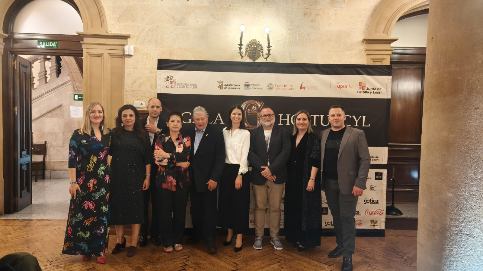 Un instante de la entrega del premio a los regentes de la Bodega Regia de León.