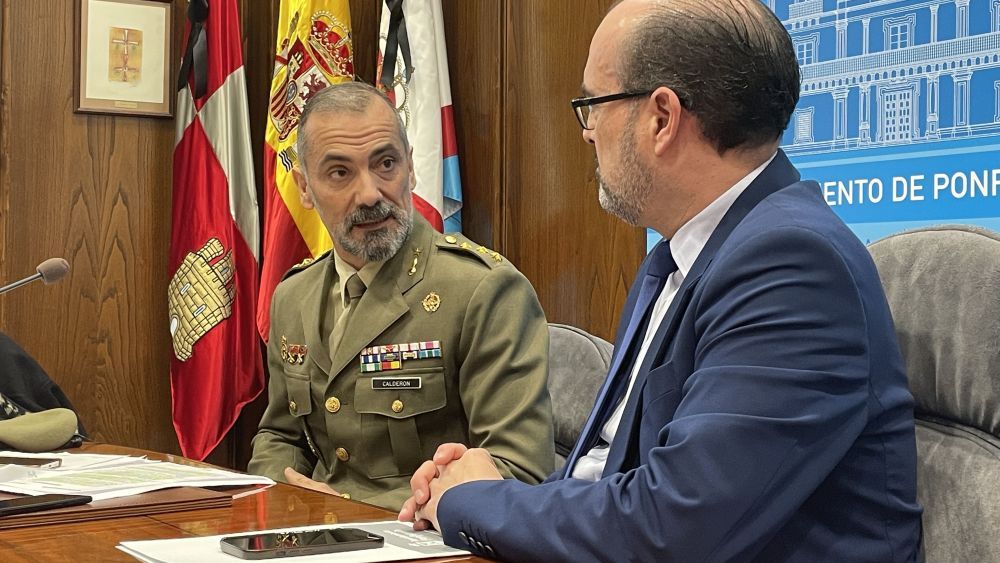 El Coronel Jefe del RALCA 63 de Astorga, Santiago Calderón, junto al alcalde Marco Morala. | JAVIER FERNÁNDEZ
