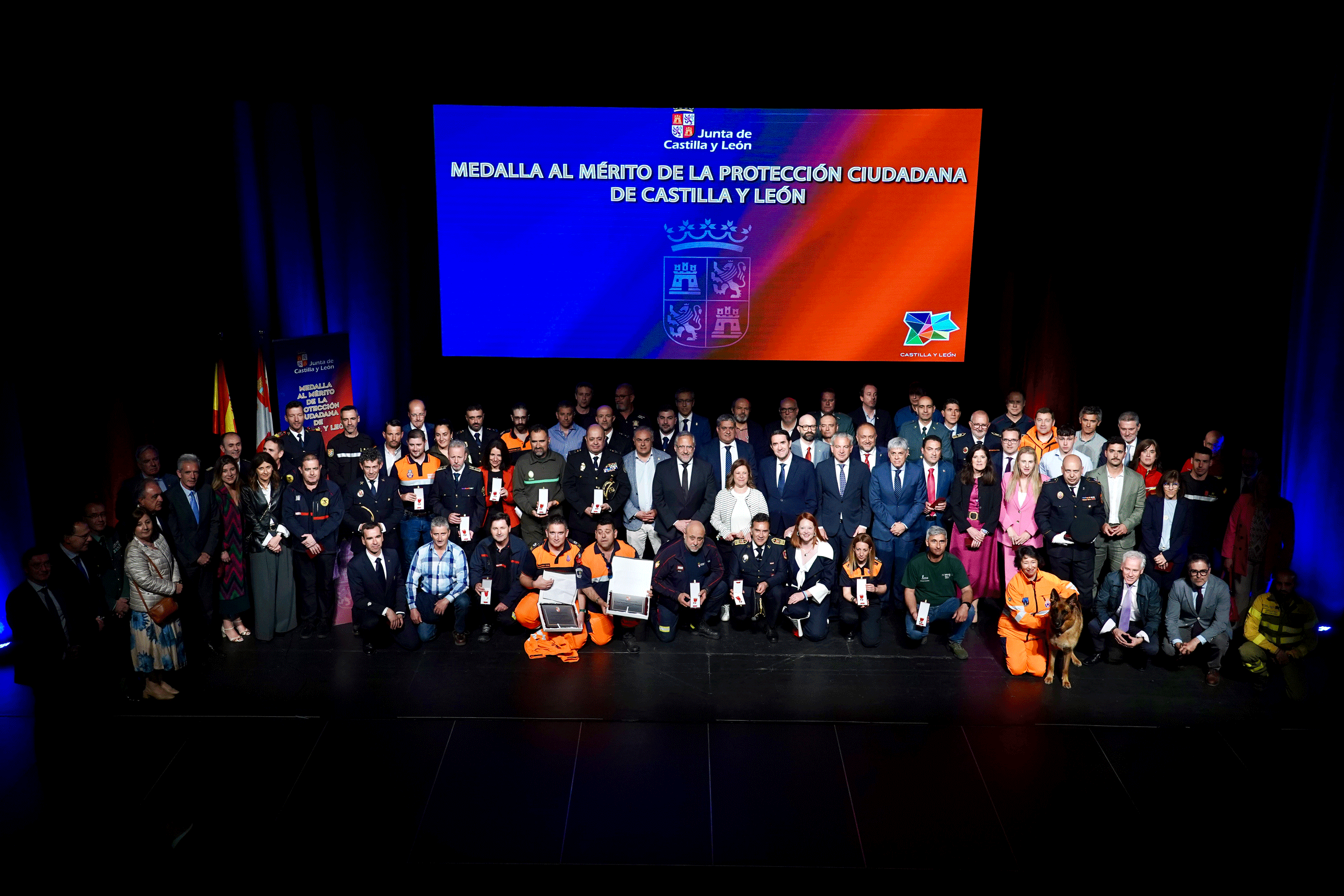 Foto de familia de todos los premiados en la gala celebrada en Astorga. | CAMPILLO (ICAL)