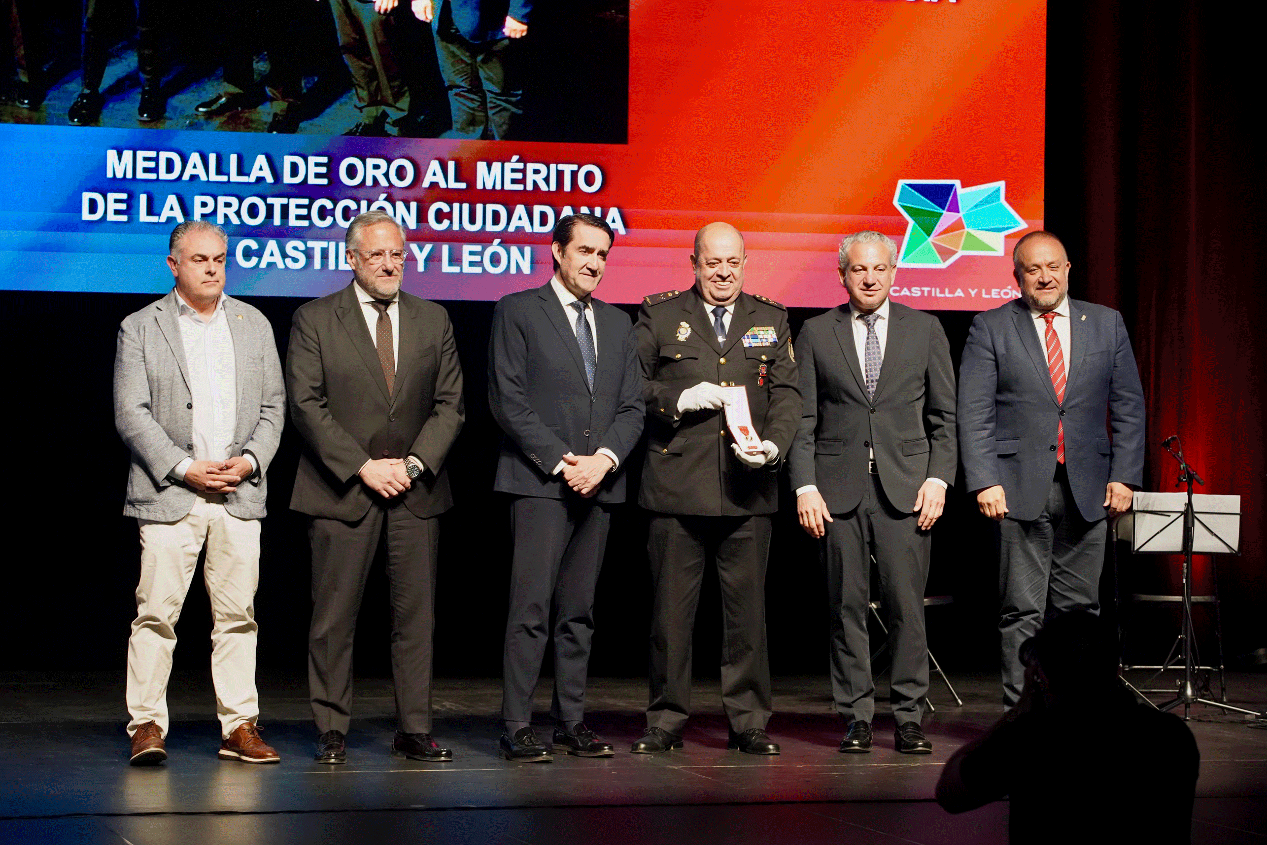 Entrega de la medalla de oro a la Policía Nacional. | ICAL (CAMPILLO) Entrega de la medalla de oro a la Policía Nacional. | ICAL (CAMPILLO)