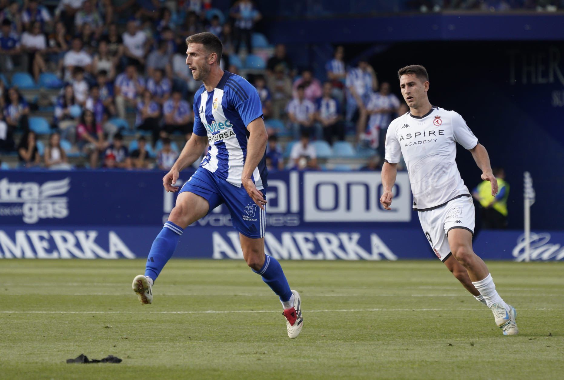 Markel dando un paso durante el derbi en El Toralín. PONFERRADINA