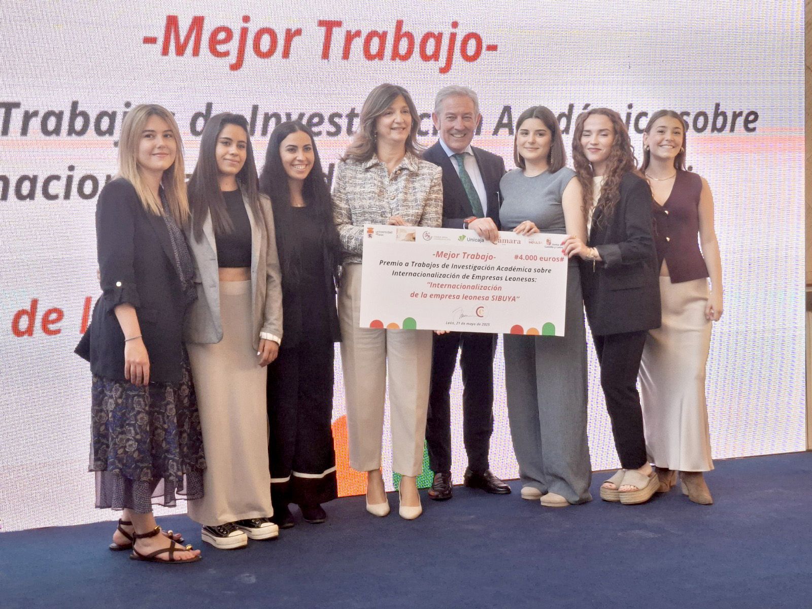Las vencedoras, junto a la rectora y el responsable de la Cámara de Comercio.