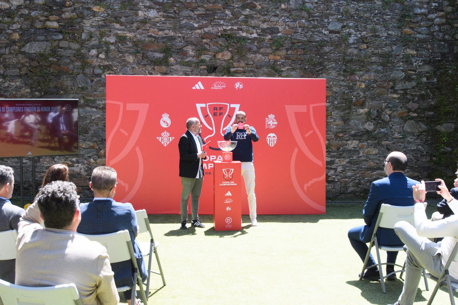 Yuri fue el encargado de sacar las bolas en el sorteo de la Copa de Campeones. QUINITO / EBD