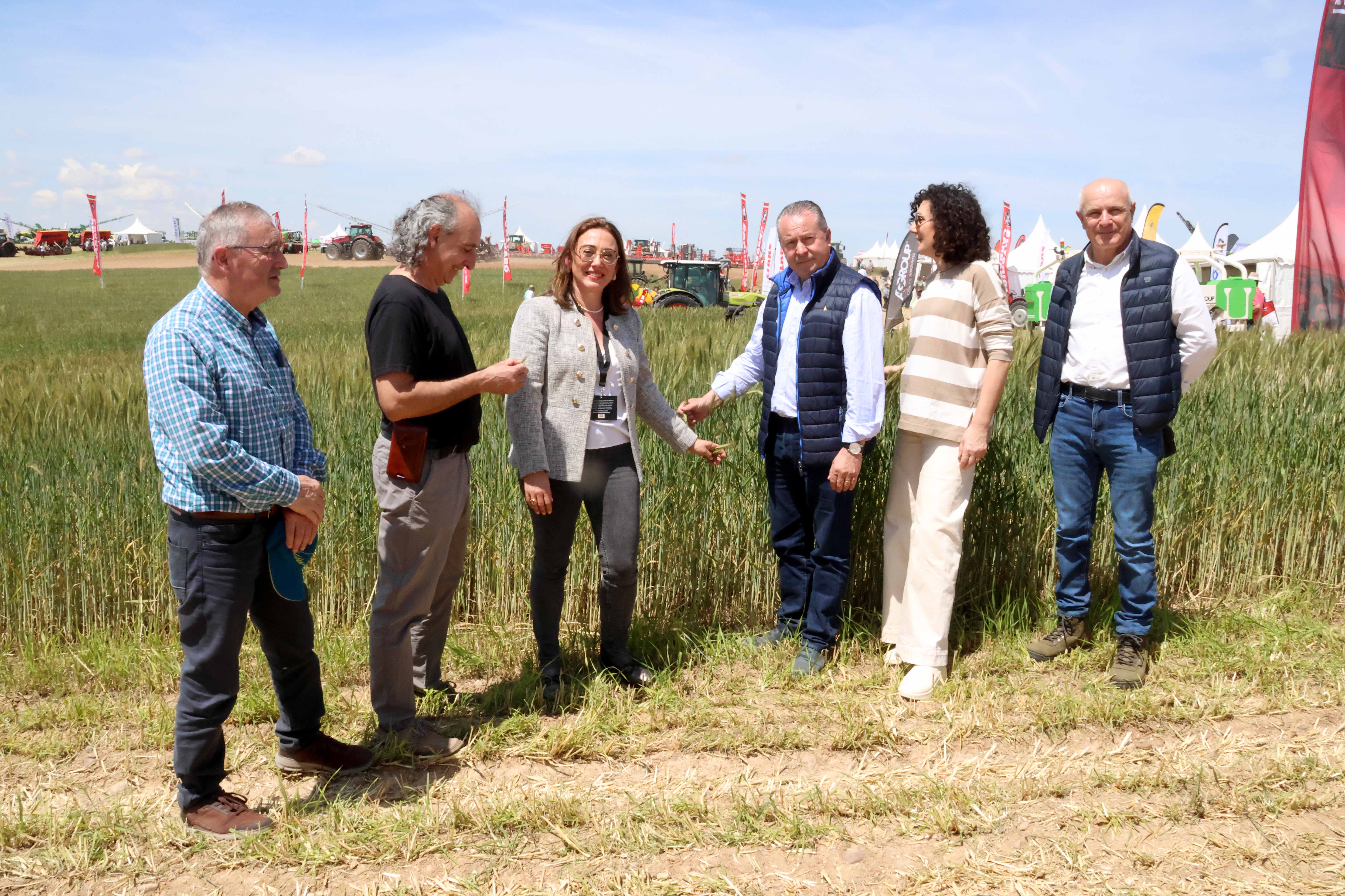 María González Corral junto con los representantes de las opas este miércoles en Demoagro. | L.N.C.