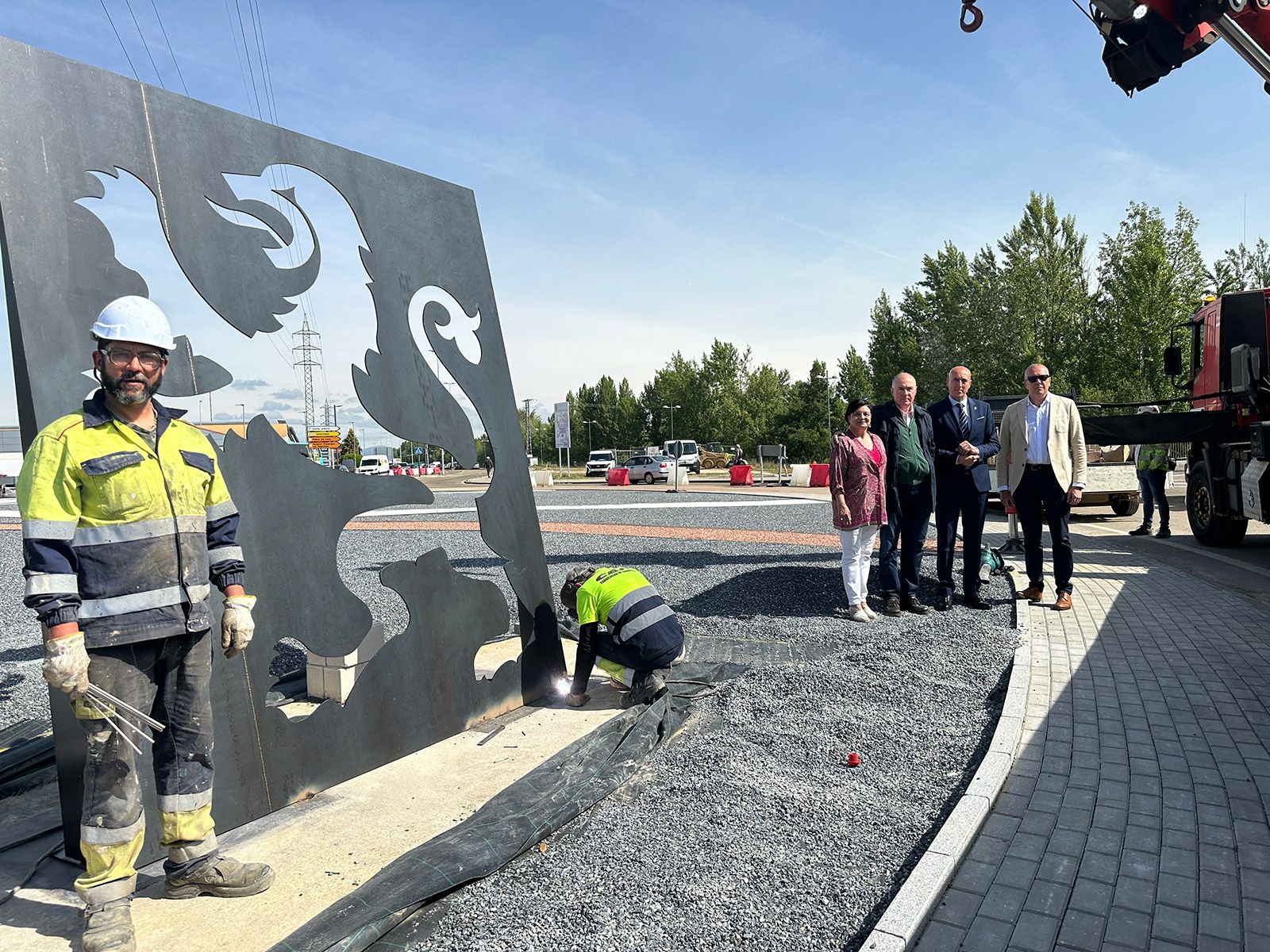 Instalación de los leones en la rotonda.