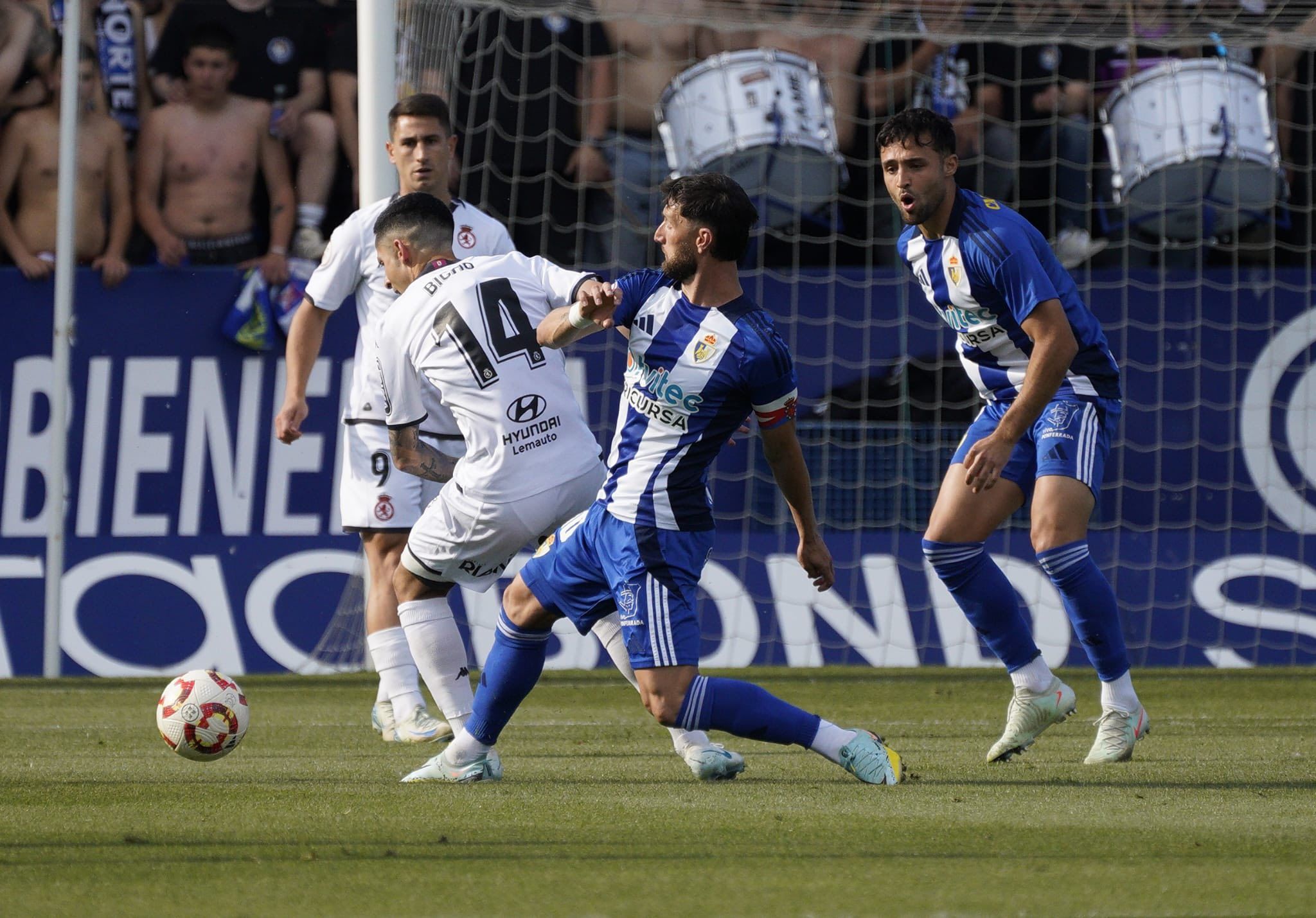 Bicho protegiendo el balón ante la presión de Borja Valle. PONFERRADINA