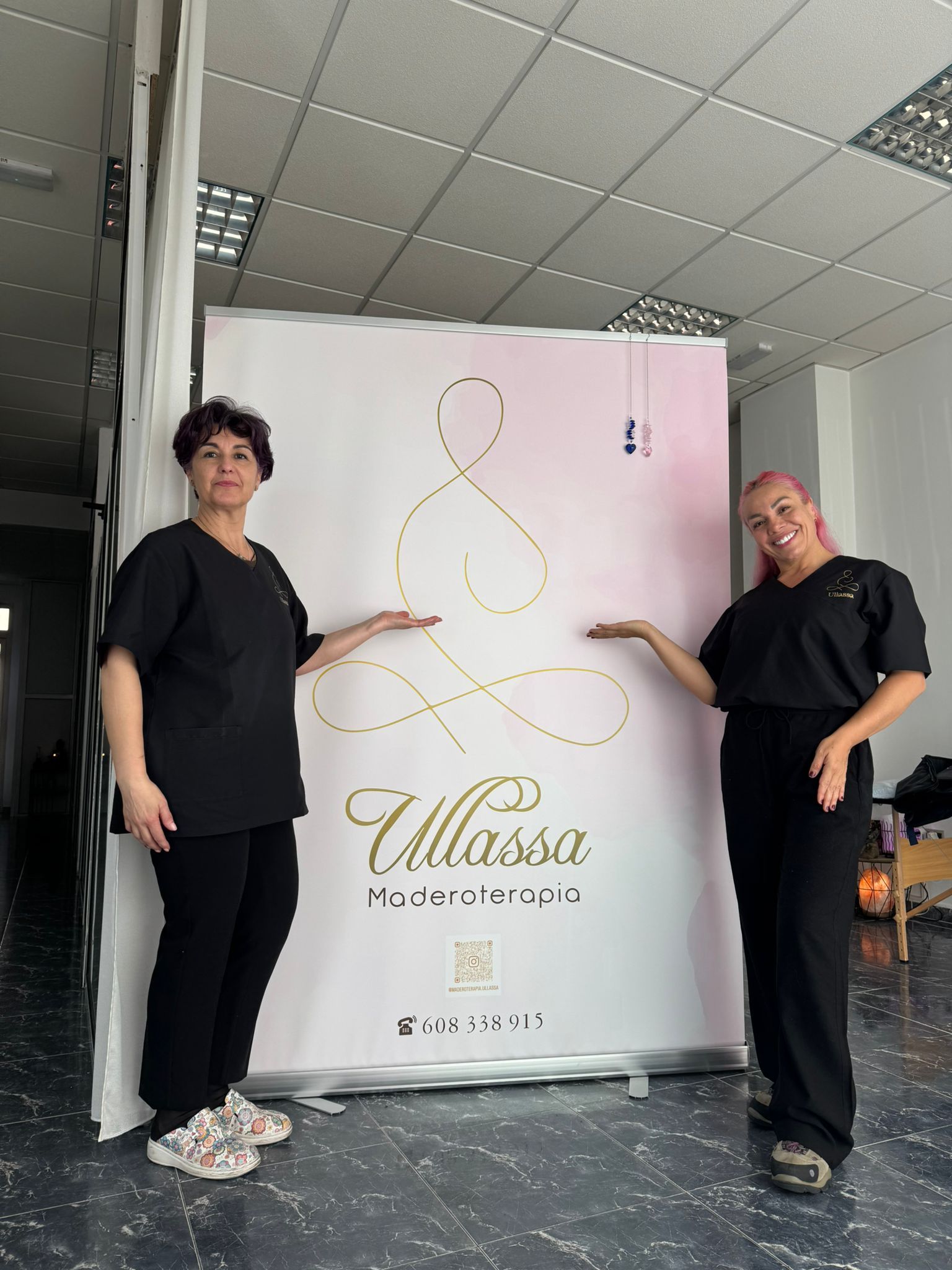 Cristina García y Bleidy Yuray en el centro donde se ofrecerá la primera formación en Europa que ofrece la terapeuta, en Ponferrada. 
