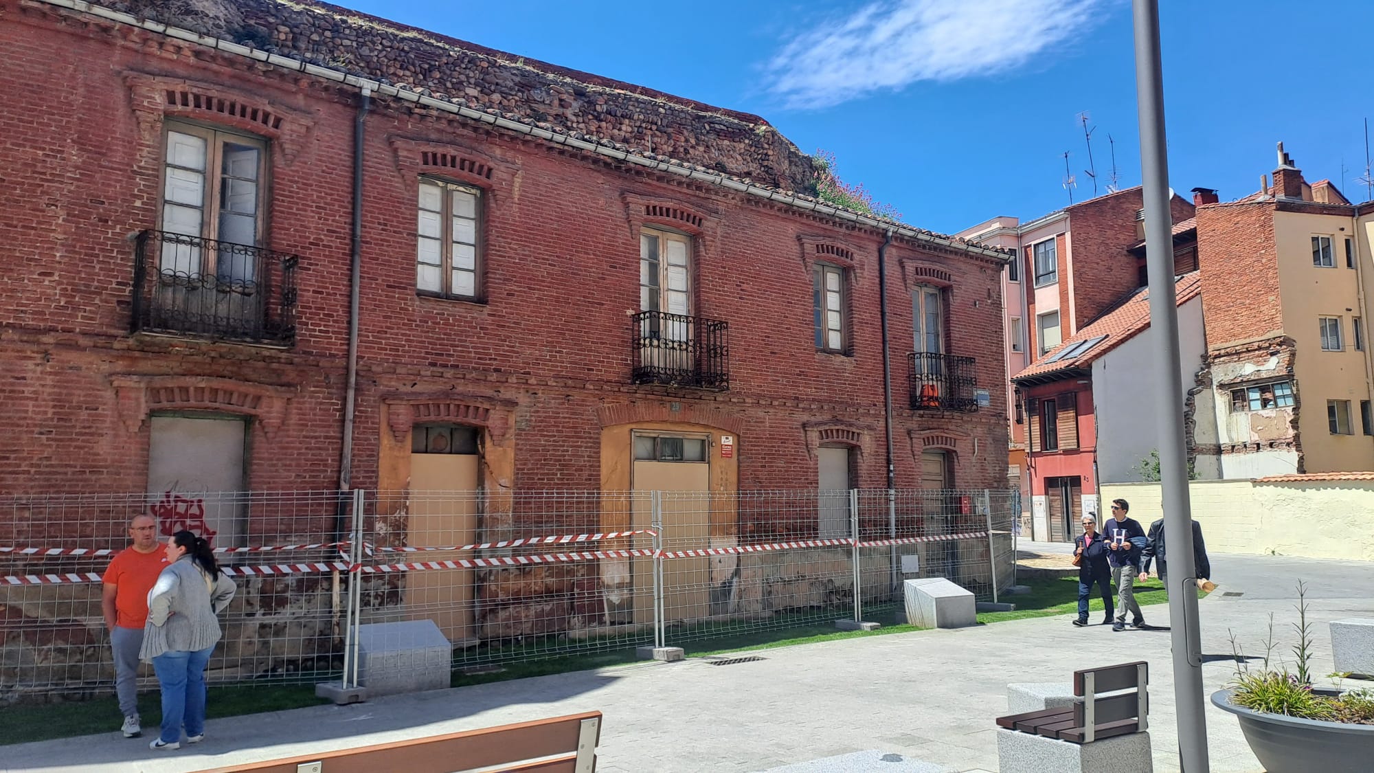 La vivienda del número 29 de la avenida de Los Cubos ya está vallada. | DAVID IGLESIAS