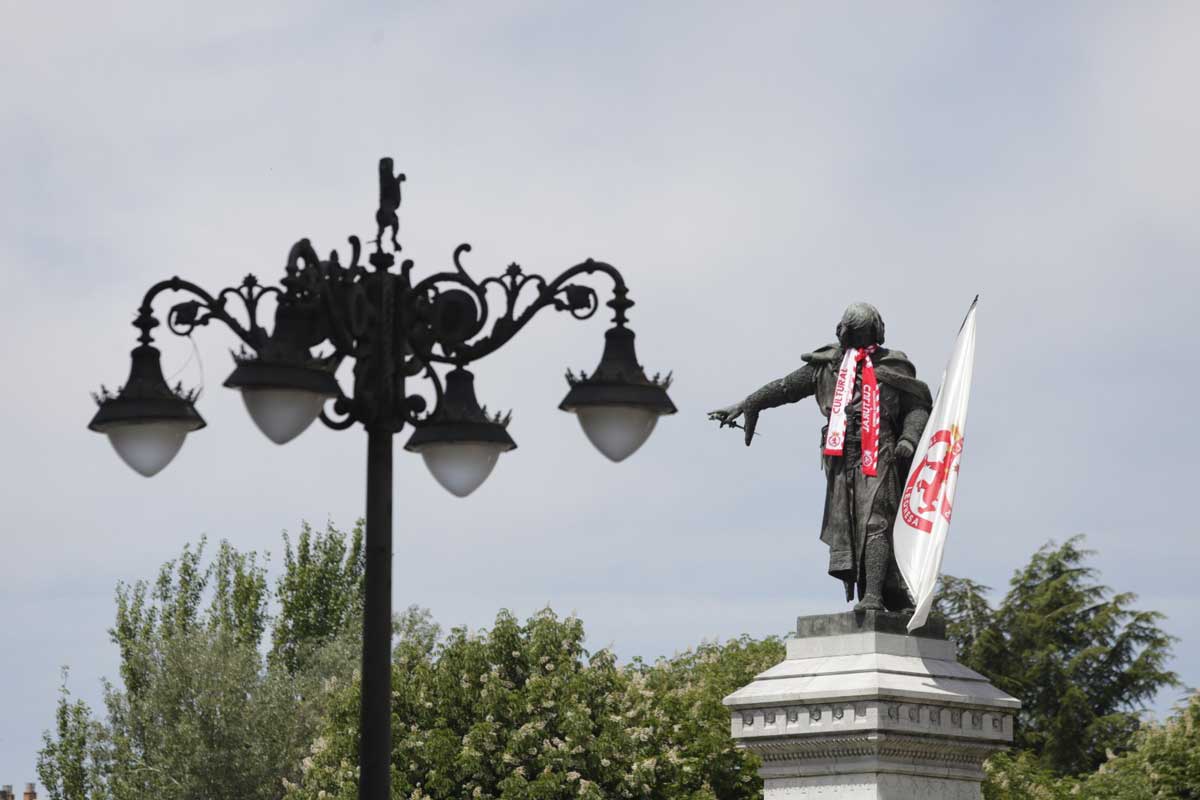 Guzman luce una bufanda y una bandera de la Cultural. | FERNANDO OTERO
