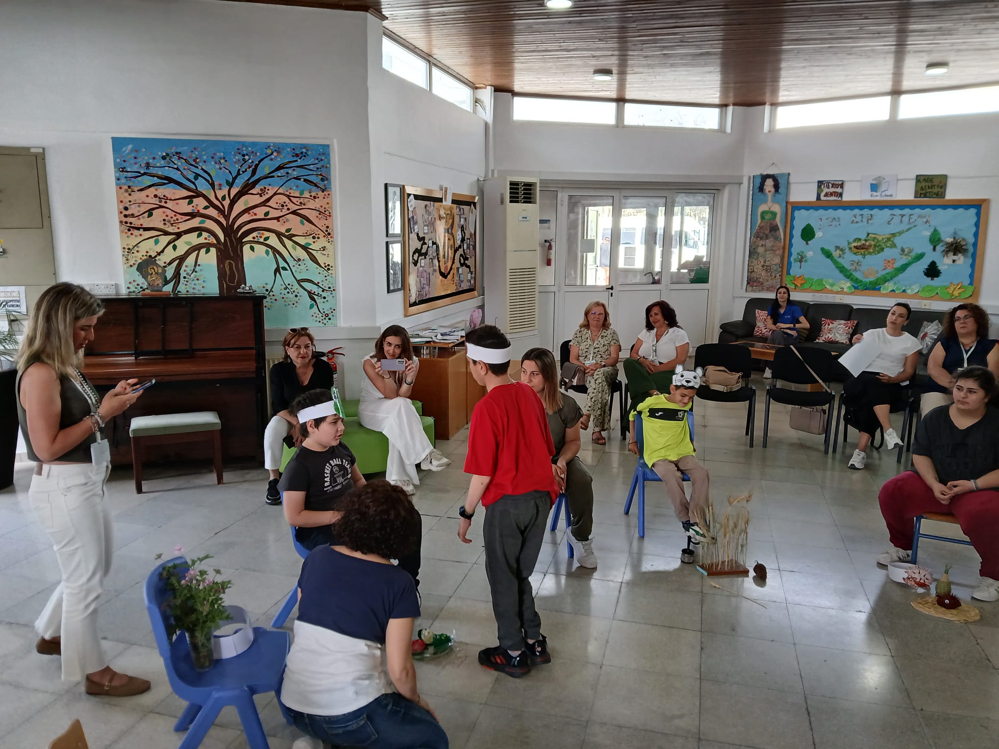 Taller de estimulación realizado durante la estancia con alumnado chipriota. | L.N.C. Taller de estimulación realizado durante la estancia con alumnado chipriota. | L.N.C.