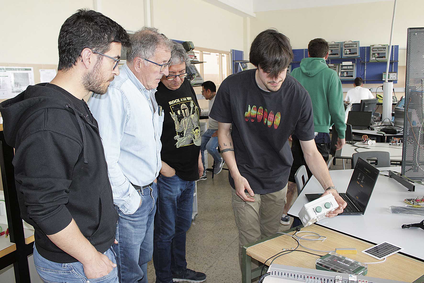 Uno de los alumnos presentando su proyecto final. | L.N.C. Uno de los alumnos presentando su proyecto final. | L.N.C.