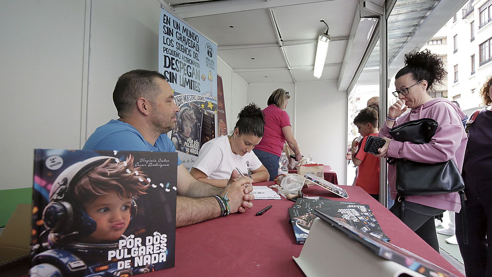 Un instante de la firma de ejemplares de la publicación ‘Por dos pulgares de nada’ celebrada ayer. | FERNANDO OTERO