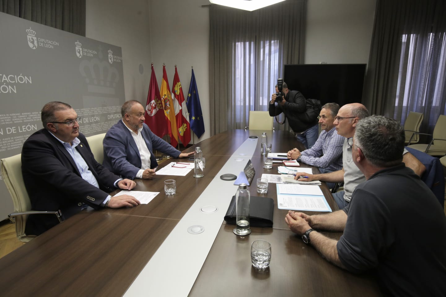 Diputación y el comité de empresa de la Azucarera se reúnen para defender la fábrica de La Bañeza | FERNANDO OTERO