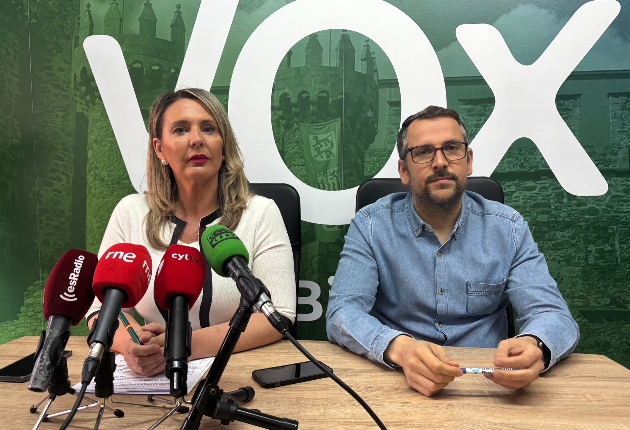 Los concejales de Vox en Ponferrada, Patricia González y Gerardo González. | JAVIER FERNÁNDEZ