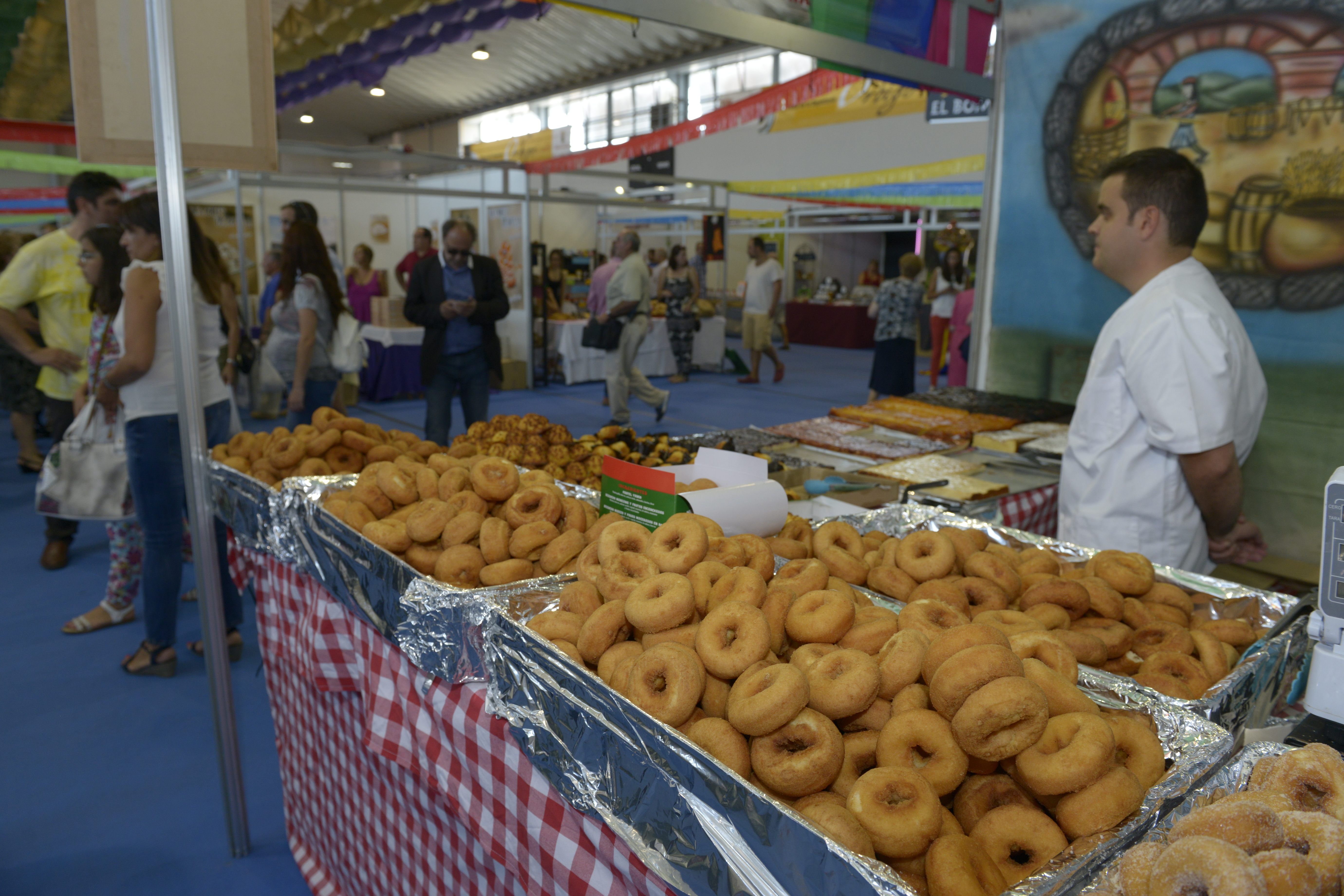 La plaza Conde Luna de Benavides acoge cada año este dulce mercado artesano.| MAURICIO PEÑA