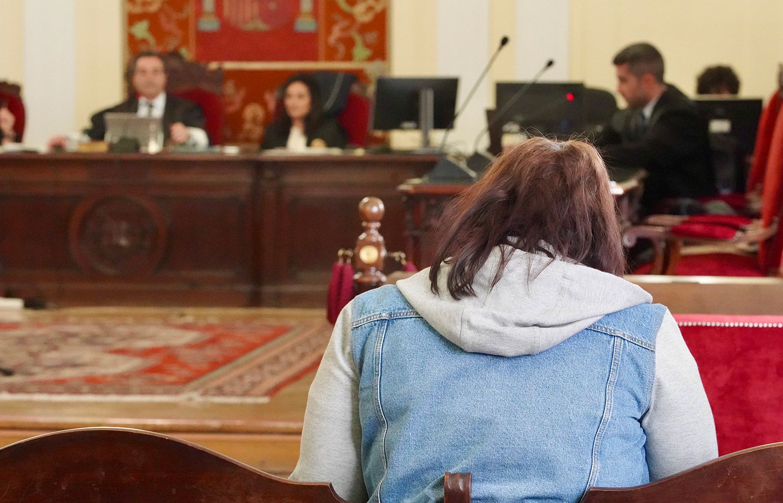 La acusada, en el banquillo de los acusados. | CAMPILLO (ICAL)