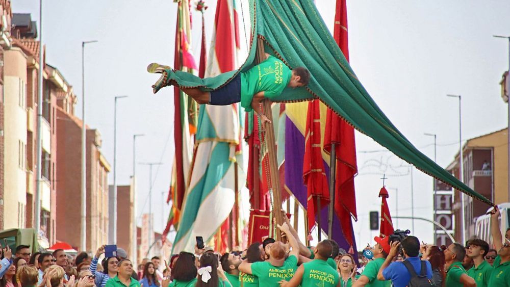 Los pendones en la multitudinaria romería de San Froilán. | ICAL