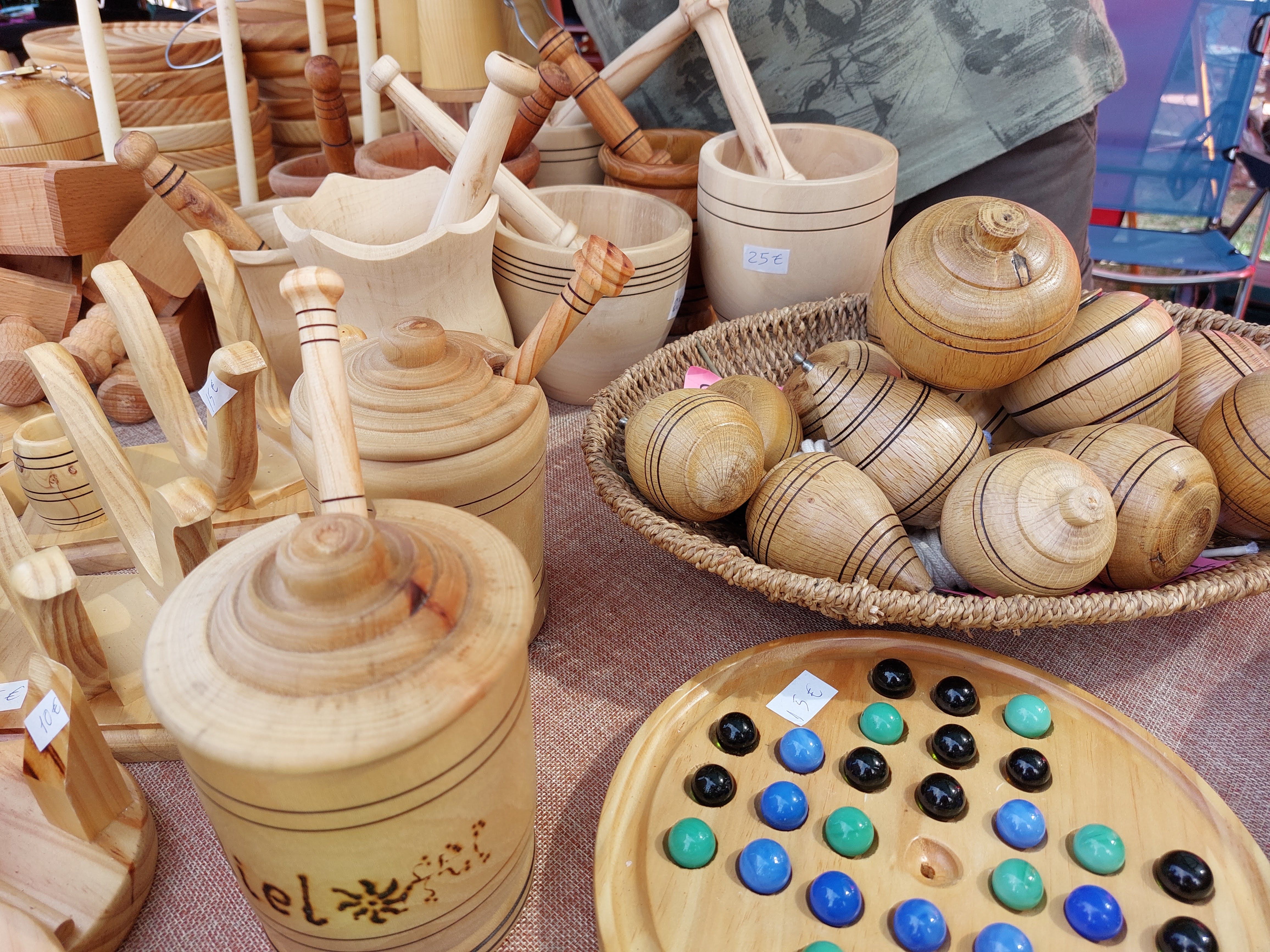 En esta feria, los artesanos presentan sus obras, que pueden incluir desde cerámica y textiles hasta joyería y arte.