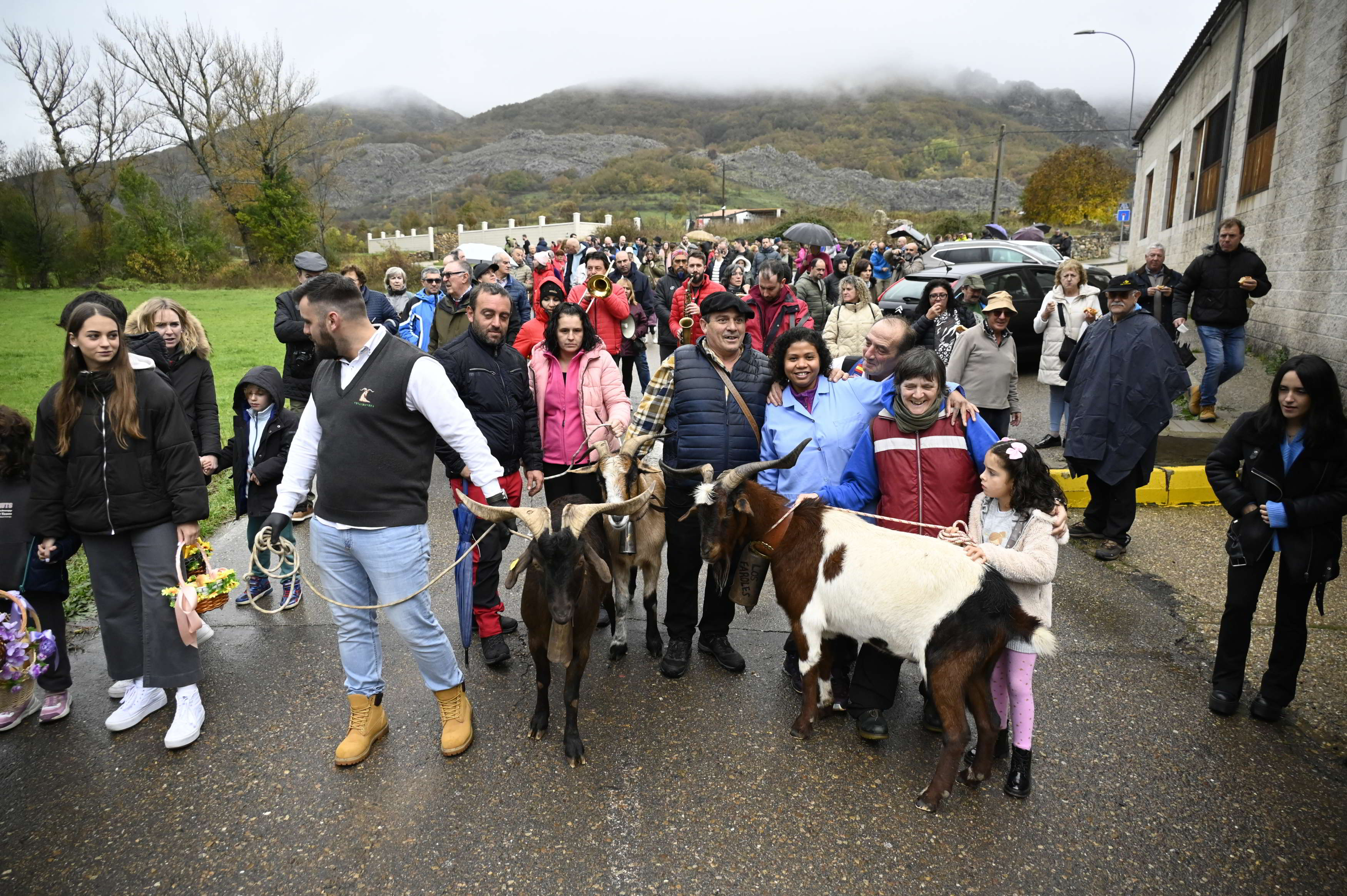 Un momento del popular pasacalles del chivo, en una imagen de archivo, la primera jornada de feria. | SAÚL R. ARÉNR. ARÉN