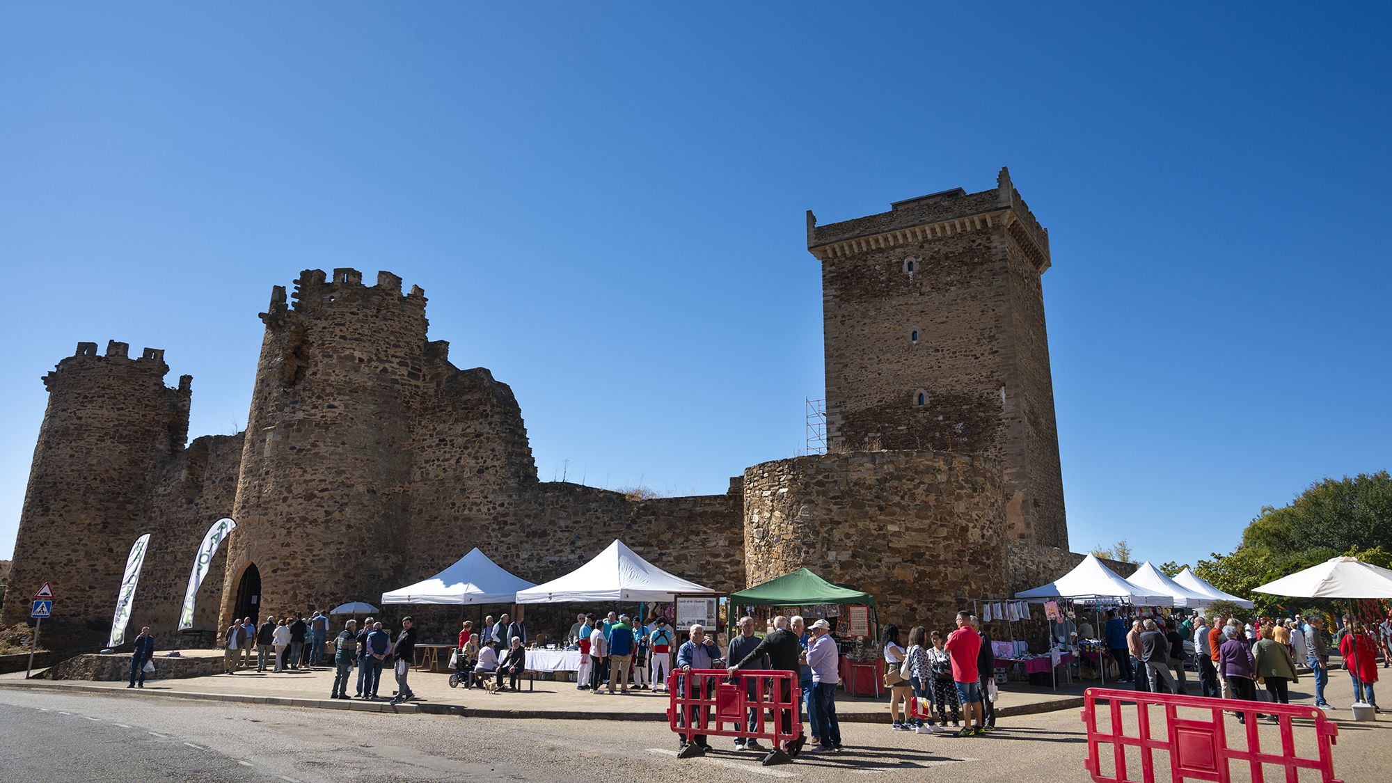 El evento se organiza en las inmediaciones del Castillo de los Quiñones, del siglo XV.| ANTONIO DE LA FUENTE POSADO