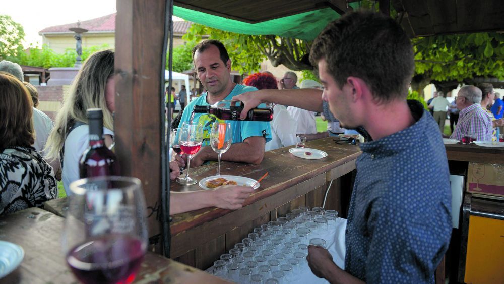 El vino es el gran protagonista en esta gran feria en Pajares de los Oteros.| MAURICIO PEÑA