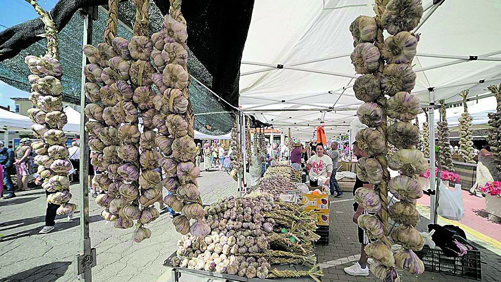 En el mercado, además de los puestos, se muestra a los asistentes las ristras y cestas de ajos.|MAURICIO PEÑA
