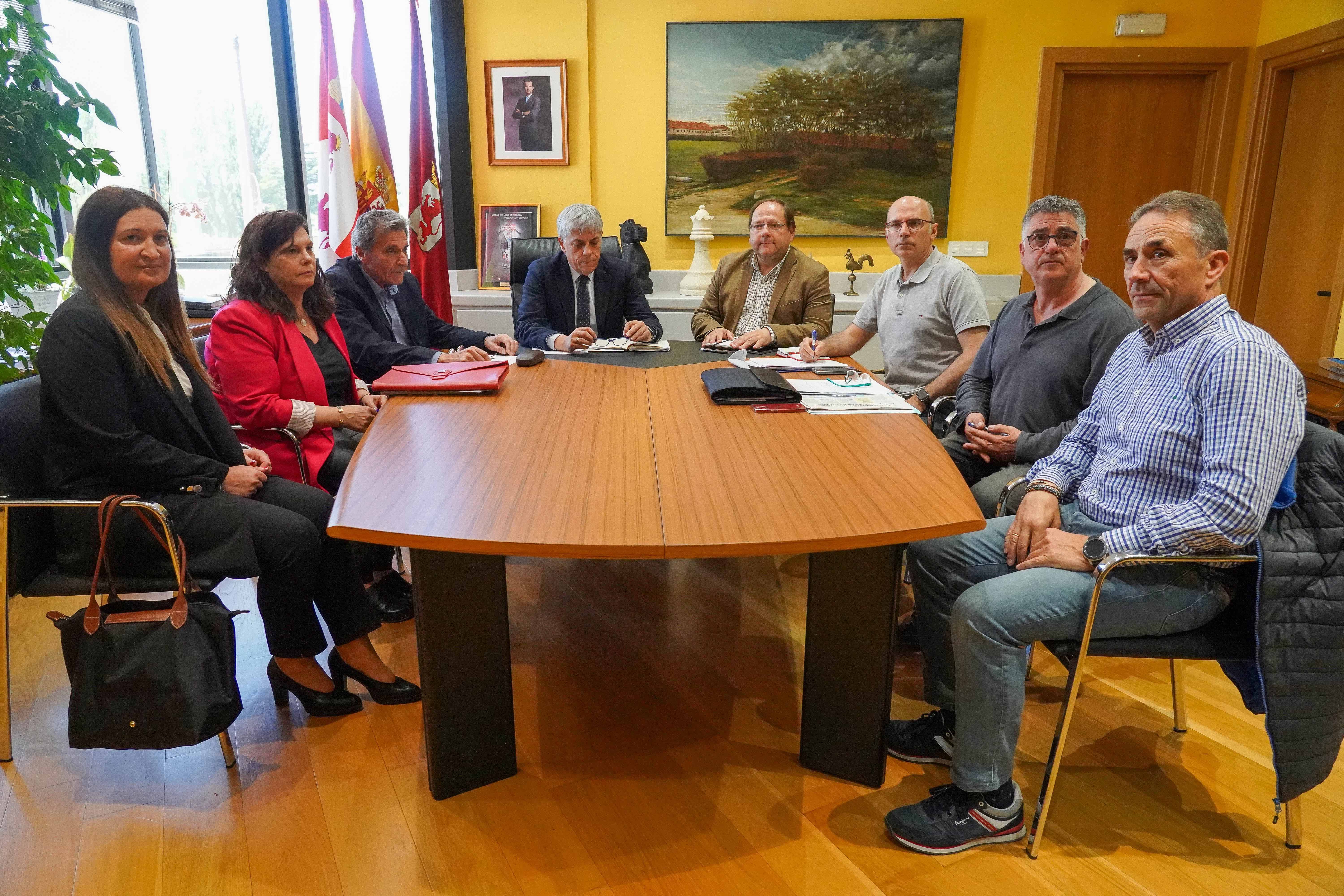 El delegado territorial, Eduardo Diego, y el alcalde de La Bañeza, se reúnen con el comité de empresa. | CAMPILLO