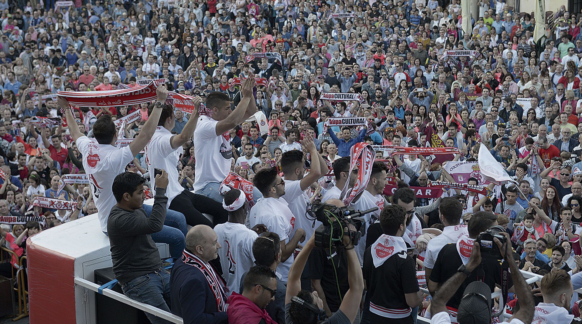 Imagen de la celebración del ascenso. | MAURICIO PEÑA