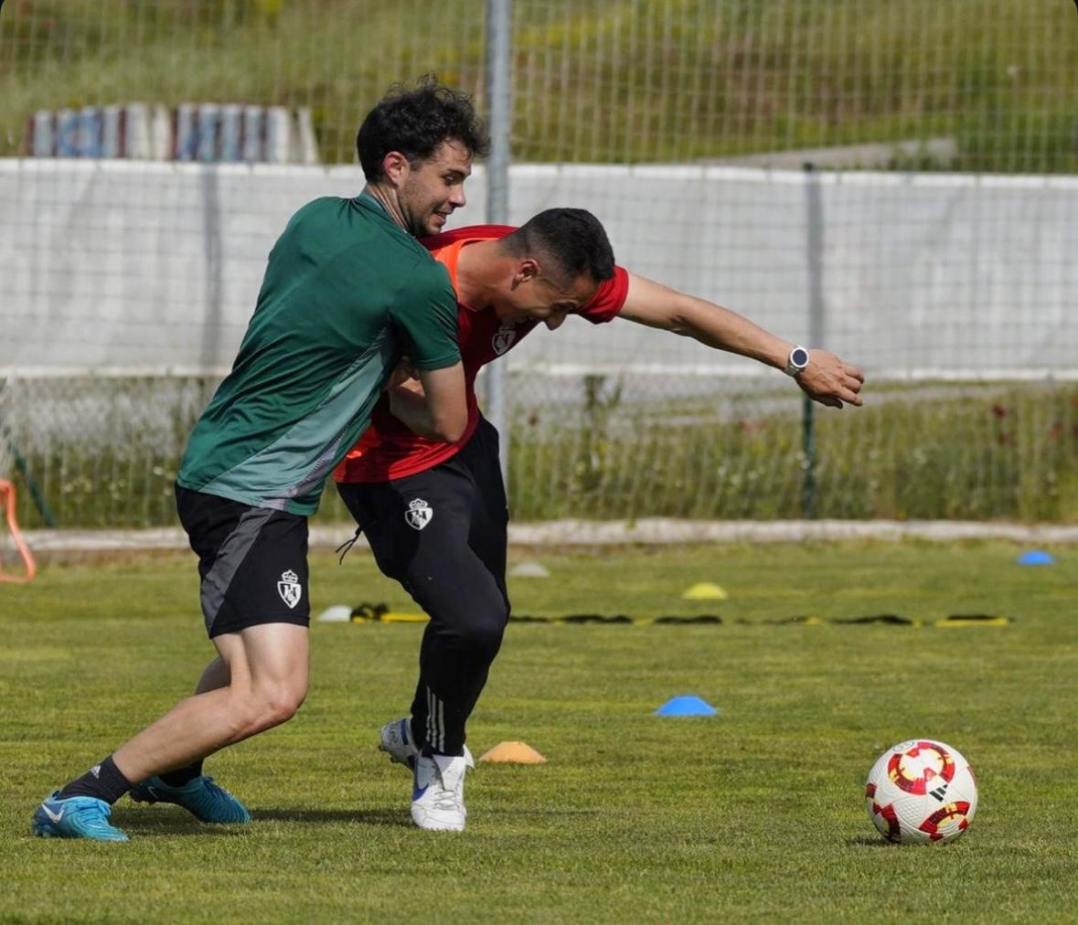 Nacho Castillo entrenando con el readaptador físico Christian Sanz. | @nach.10