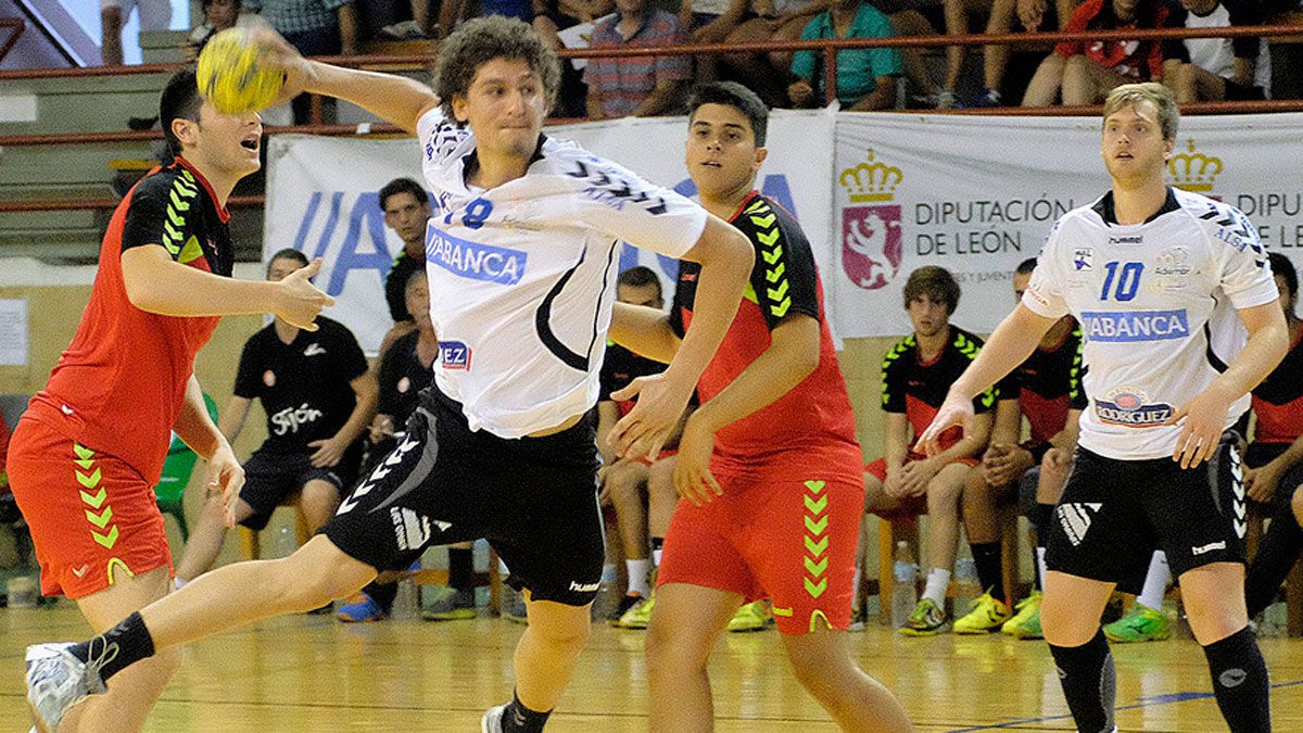 Amistoso entre Ademar y Gijón el verano pasado. | DANIEL MARTIN