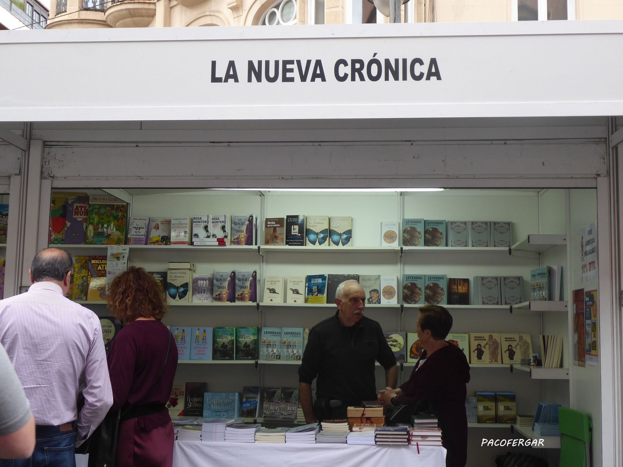 Gregorio Fernández Castañón en una de las firmas celebradas en la caseta de La Nueva Crónica. | PACO FERGAR